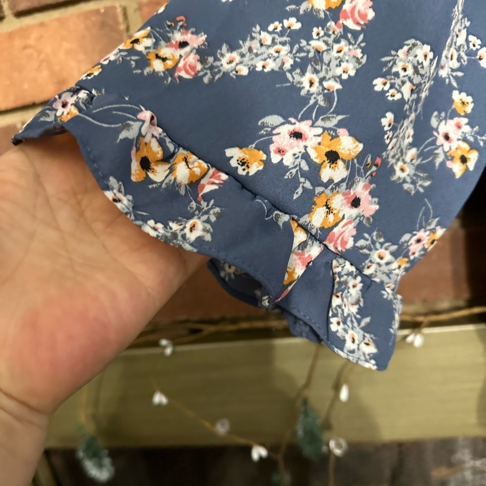 🛍️ blue with multi color floral print top with new condition never worn. - Picture 4 of 5